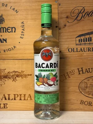 Fles Bacardi Tropical – gearomatiseerde rum met tropische smaken van mango, ananas en guave, perfect voor zomerse cocktails