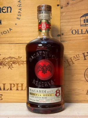 Fles Bacardi Reserva Ocho – premium 8 jaar gerijpte rum met tonen van vanille, eikenhout en kruiden