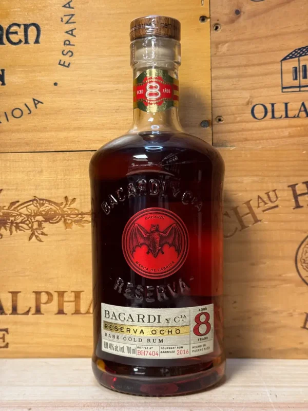 Fles Bacardi Reserva Ocho – premium 8 jaar gerijpte rum met tonen van vanille, eikenhout en kruiden