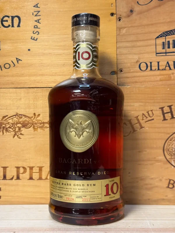 Fles Bacardi Gran Reserva Diez – 10 jaar oude premium rum met tonen van tropisch fruit, hout en vanille