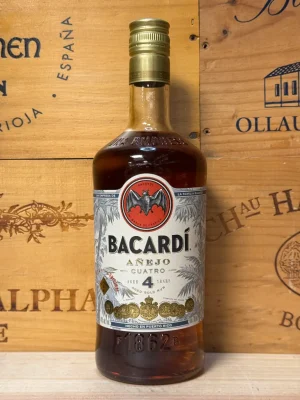 Fles Bacardi Cuatro Anejo – 4 jaar gerijpte rum met zachte tonen van fruit, vanille en eikenhout