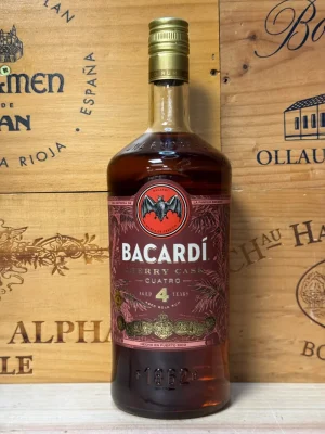 Fles Bacardi Cuatro Sherry Cask – 4 jaar gerijpte rum met finish op sherryvaten, tonen van fruit, noten en een zachte kruidige afdronk