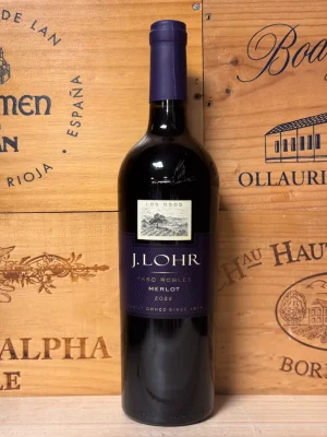 Fles J. Lohr Merlot Paso Robles rode wijn uit Californië met elegante uitstraling en diepe kleur.