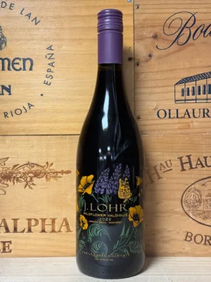 Fles J. Lohr Wildflower Valdiguié – lichte en fruitige rode wijn uit Californië met aroma’s van bloemen en rood fruit.