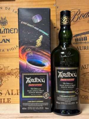 Fles Ardbeg Smokiverse – Ardbeg Day 2025 limited edition whisky met gouden kleur en futuristisch ontwerp.