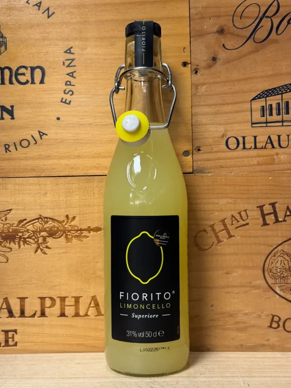 Fles Fiorito Limoncello met helder gele kleur en elegant Italiaans design