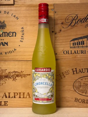 Fles Luxardo Limoncello met felgele likeur en traditioneel rood-geel Luxardo etiket