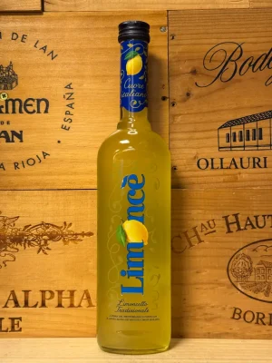 Fles Limoncé Limoncello met helder citroengeel design en speels Italiaans etiket