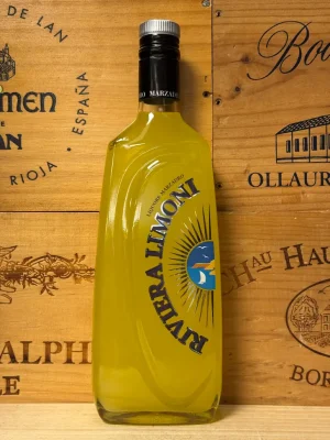 Fles Marzadro Riviera dei Limoni Limoncello met elegant etiket en zonnig gele inhoud