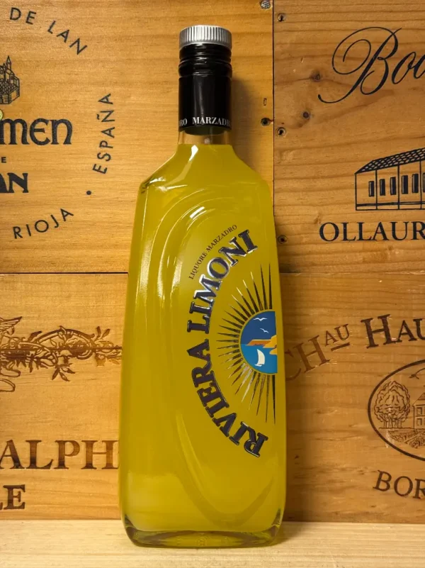 Fles Marzadro Riviera dei Limoni Limoncello met elegant etiket en zonnig gele inhoud