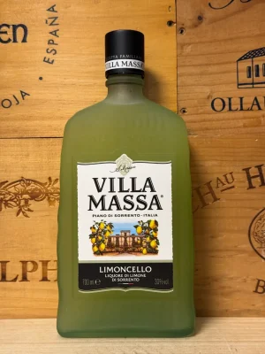 Fles Villa Massa Limoncello met klassiek Sorrento-design en levendige gele kleur