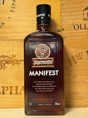 Fles Jägermeister Manifest met luxe design, koperkleurige details en diepe amberkleurige likeur