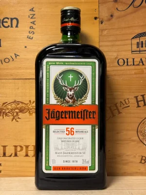 Fles Jägermeister 1,0L met herkenbaar donkergroen design en oranje hertlogo