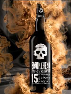 Afbeelding van de Smokehead 15 Years Old Anniversary Edition 2025, met een matzwarte fles en crèmekleurige doos voorzien van het kenmerkende doodshoofdlogo en zwarte typografie, tegen een witte achtergrond.