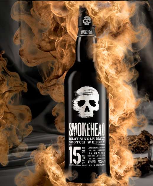 Afbeelding van de Smokehead 15 Years Old Anniversary Edition 2025, met een matzwarte fles en crèmekleurige doos voorzien van het kenmerkende doodshoofdlogo en zwarte typografie, tegen een witte achtergrond.