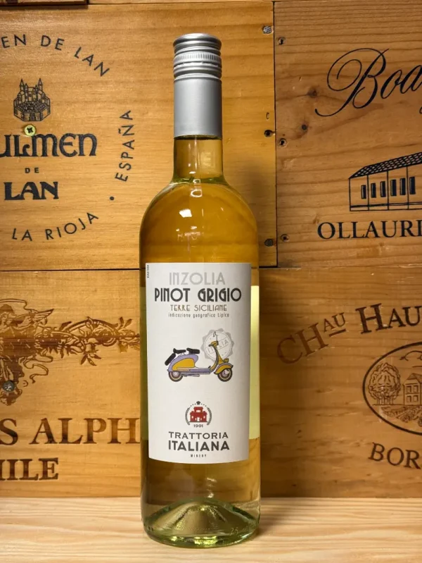 Fles Trattoria Inzolia / Pinot Grigio IGT Sicilia – frisse witte wijn uit Sicilië, exclusief verkrijgbaar bij Slijterij Wijnhuis van den Bos.