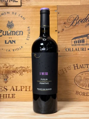 Fles I Muri Primitivo – volle rode wijn uit Puglia met rijp zwart fruit, zachte tannines en een warme, kruidige afdronk.