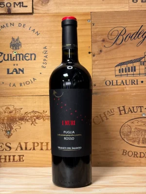 Fles I Muri Rosso – Zuid-Italiaanse rode wijn met Primitivo, Negroamaro en Malvasia Nera. Zacht, fruitig en kruidig van smaak.