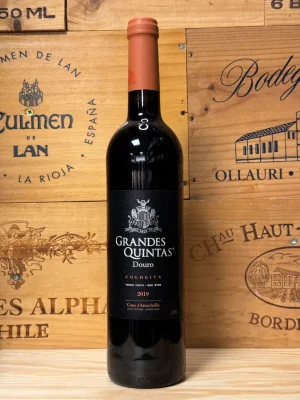 Fles Grandes Quintas Douro Red – Portugese wijn met zwart fruit, houtinvloed en zachte tannines uit de beroemde Dourovallei.