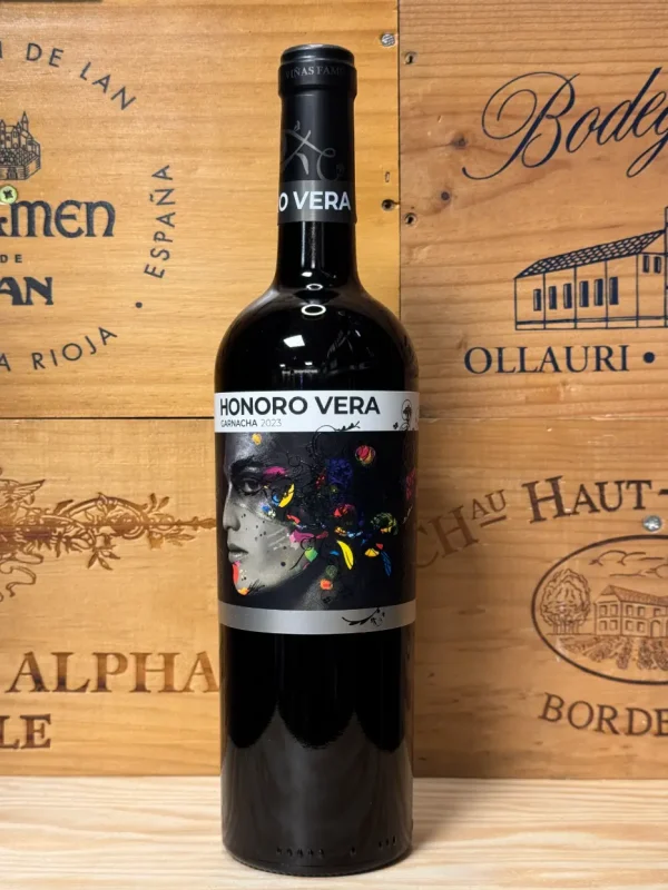 Fles Juan Gil Honoro Vera Garnacha – Spaanse rode wijn met framboos, kers en een vleugje peper. Modern, fruitig en soepel.