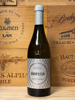 Fles Biscardo Oropasso – witte wijn uit Veneto met tonen van perzik, appel, citrus en een zachte amandeltoets.