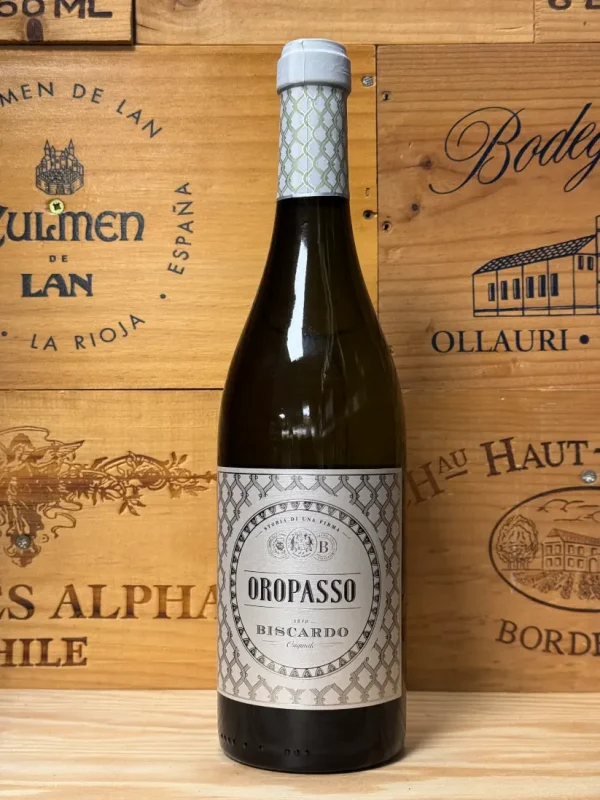 Fles Biscardo Oropasso – witte wijn uit Veneto met tonen van perzik, appel, citrus en een zachte amandeltoets.