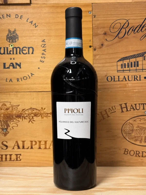 Fles Pipoli Aglianico del Vulture – krachtige rode wijn uit Zuid-Italië met aroma’s van kersen, kruiden en een lange, rijpe afdronk.
