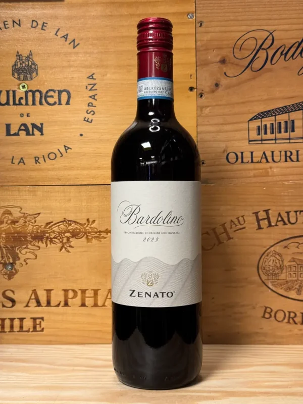 Fles Zenato Bardolino DOC – lichte rode wijn uit Veneto met kers, bes en florale aroma’s, perfect voor bij lichte gerechten.