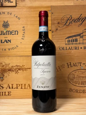Fles Zenato Valpolicella Superiore – robijnrode wijn met rijp rood fruit en kruiden, rijping op eikenhout voor structuur en finesse.