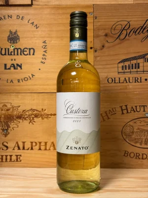 Fles Zenato Custoza Bianco – witte wijn uit Veneto met citrus, peer en bloesem, frisse blend van lokale druivenrassen.