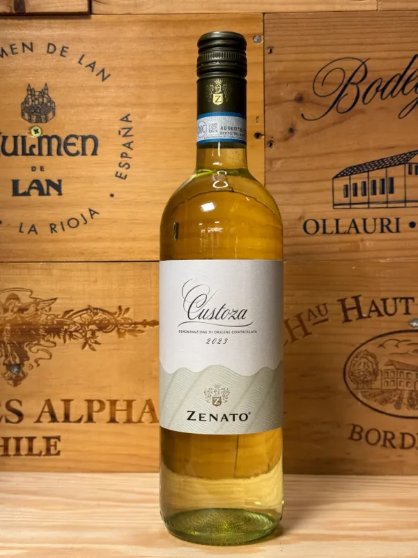 Fles Zenato Custoza Bianco – witte wijn uit Veneto met citrus, peer en bloesem, frisse blend van lokale druivenrassen.