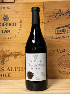 Fles Bel Colle Passo del Gallo – robijnrode Piemonte wijn met rood fruit en kruidige tonen, blend van Barbera, Nebbiolo en Shiraz.