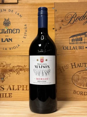 Fles Réserve de la Maison Merlot rode wijn uit Zuid-Frankrijk met robijnrode kleur en elegant etiket