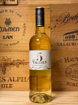 Fles Les 5 Vallées Sauvignon Blanc – witte wijn uit Frankrijk met frisse tonen van citrus, paprika en tropisch fruit.