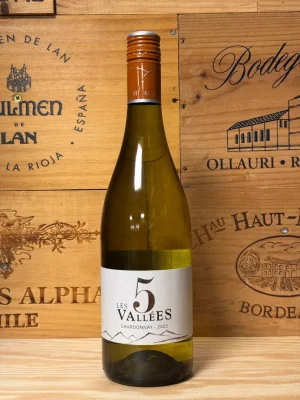 Fles Les 5 Vallées Chardonnay – witte wijn uit Zuid-Frankrijk met tropisch fruit, hazelnoot en vanille.
