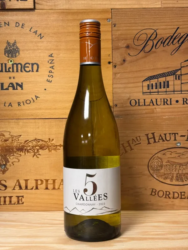 Fles Les 5 Vallées Chardonnay – witte wijn uit Zuid-Frankrijk met tropisch fruit, hazelnoot en vanille.