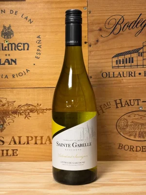 Fles Sainte Gabelle Colombard-Sauvignon met lichtgele kleur en fris, modern etiket uit Gascogne