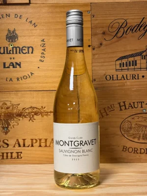 Fles Montgravet Sauvignon Blanc met heldere groengele kleur en modern etiket uit Côtes de Gascogne