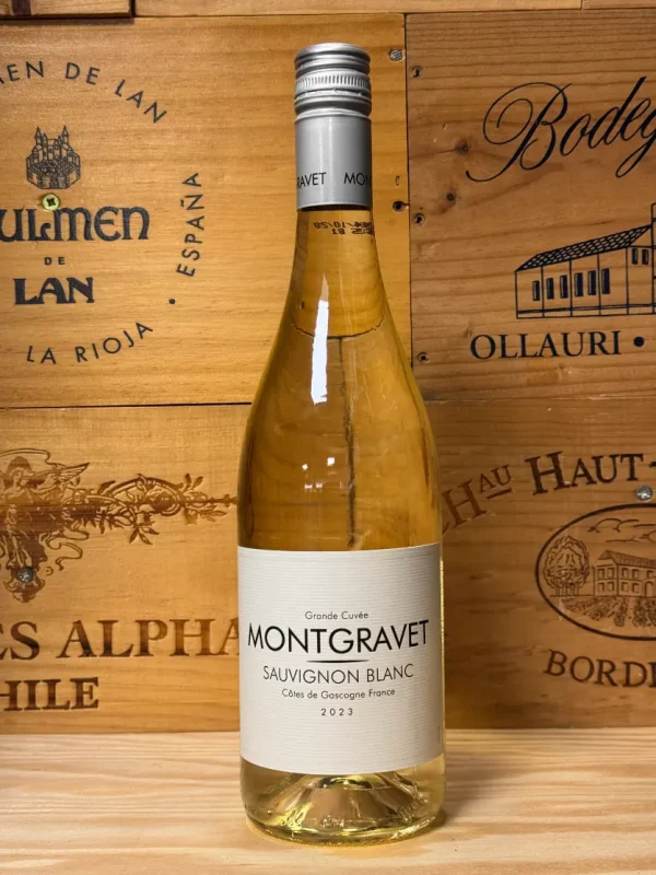 Fles Montgravet Sauvignon Blanc met heldere groengele kleur en modern etiket uit Côtes de Gascogne