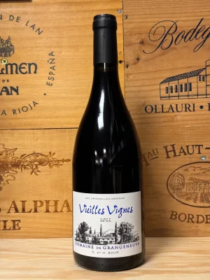 Fles Domaine de Grangeneuve Vieilles Vignes met diepe rode kleur, Rhône-wijn van oude stokken