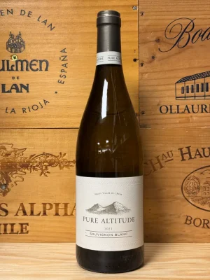 Fles Pure Altitude Sauvignon Blanc uit de Languedoc met heldere lichtgele kleur en fris aroma