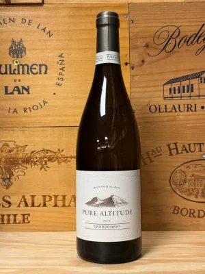 Fles Pure Altitude Chardonnay uit Limoux met heldere goudgele kleur en expressieve geur van wit fruit en bloemen
