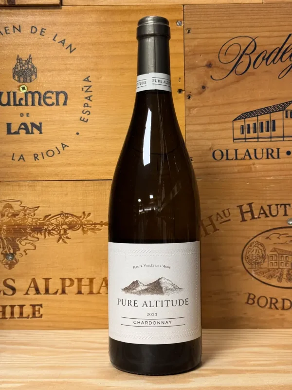 Fles Pure Altitude Chardonnay uit Limoux met heldere goudgele kleur en expressieve geur van wit fruit en bloemen