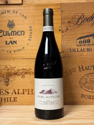 Fles Pure Altitude Pinot Noir uit Limoux met heldere robijnrode kleur en aroma's van kers, aardbei en kruiden