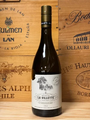 Fles La Villette Chardonnay met goudgele kleur, aroma’s van citrus, peer, vanille en geroosterd brood