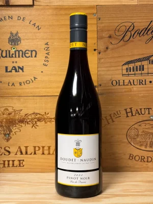 Fles Doudet Naudin Pinot Noir met robijnrode kleur, tonen van kers, braam en florale accenten