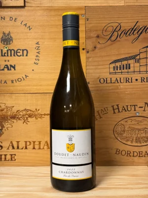 Fles Doudet Naudin Chardonnay met goudgele kleur, tonen van mango, citrus, perzik en lichte houtinvloed