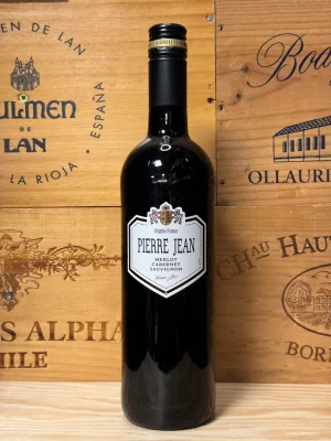 Fles Pierre Jean Merlot Cabernet Sauvignon met robijnrode kleur, tonen van rood fruit en kruiden