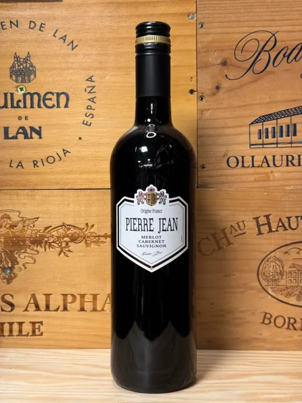 Fles Pierre Jean Merlot Cabernet Sauvignon met robijnrode kleur, tonen van rood fruit en kruiden