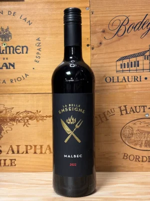 Fles La Belle Enseigne Malbec met donkerrode kleur en aroma’s van bramen, chocolade en zwarte bessen